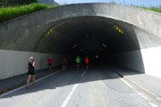 Stockdunkel im Tunnel